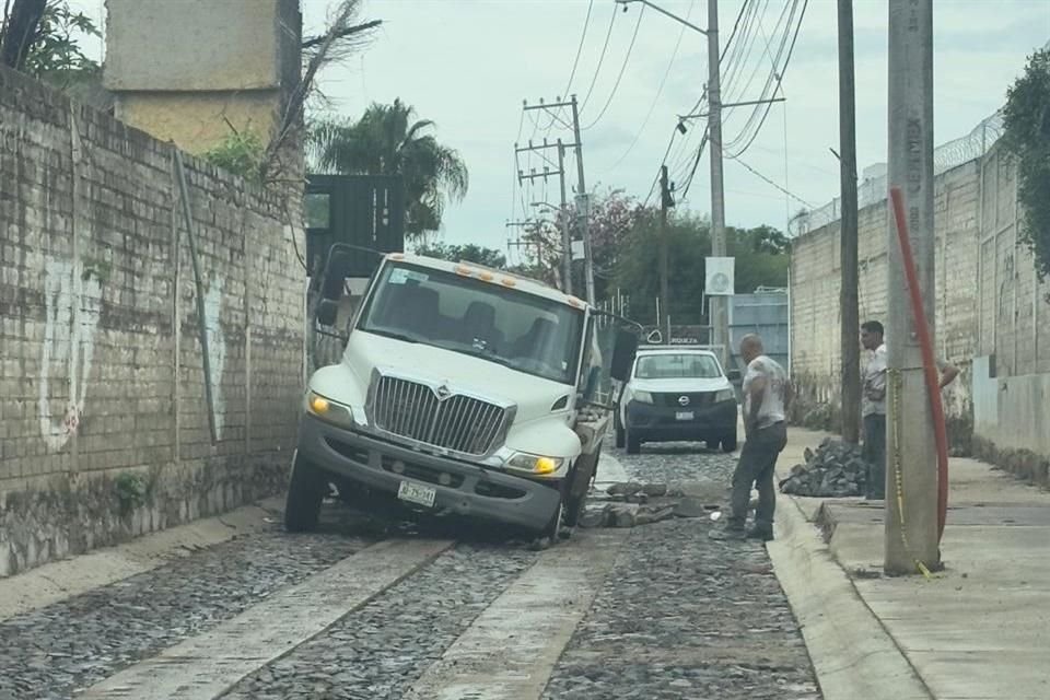 Todavía no concluyen las obras en la Calle Enrique Limón Díaz y ya se formó un socavón.