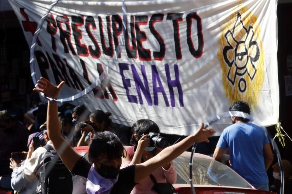 Académicos y alumnos de la ENAH han reclamado en las calles por la falta de presupuesto para la institución.