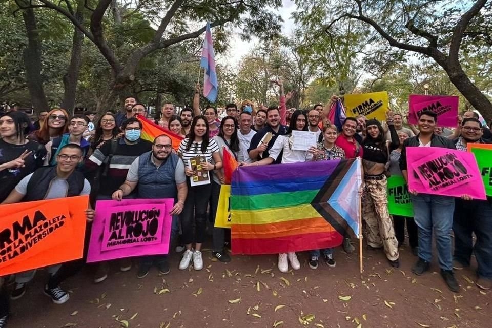 Después de una campaña en enero, varios y varias ciudadanas comenzaron a recabar firmas en el Parque Rojo y a socializar la propuesta al público.