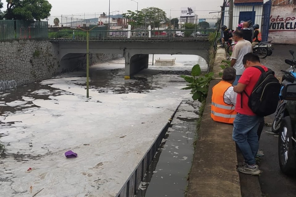 Una camioneta quedó casi cubierta por el agua en 8 de julio y Washington.