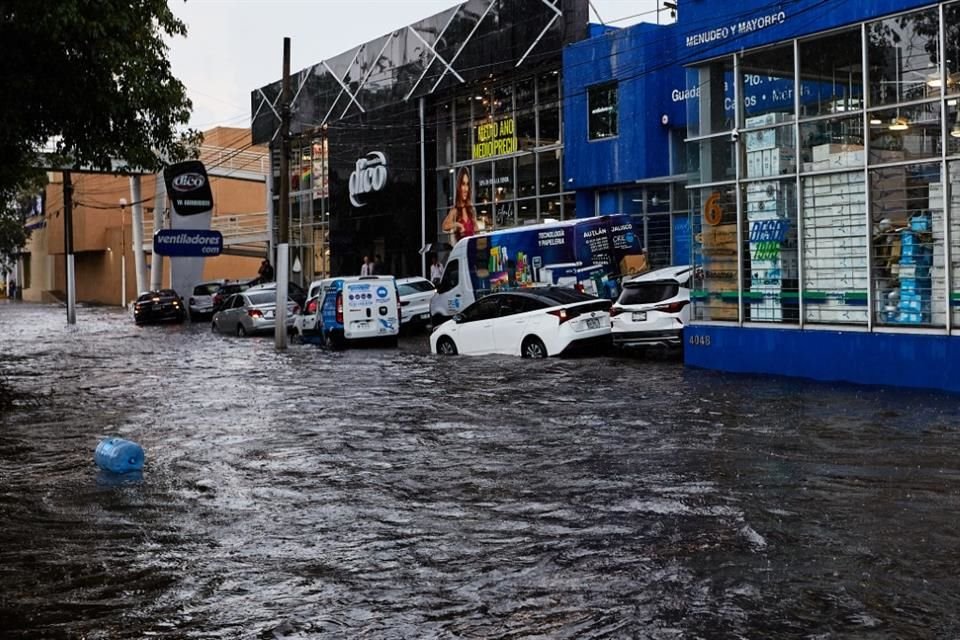 La lateral de la Avenida Lopez Mateos padeció de nuevo por inundación.