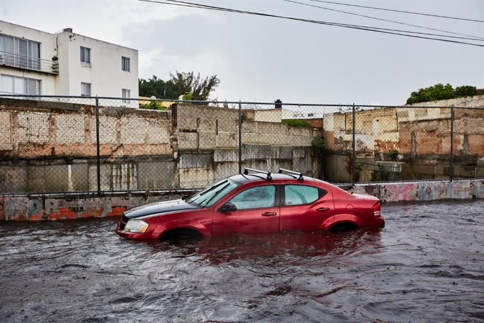 Automovilistas quedaron varados en La Calma.