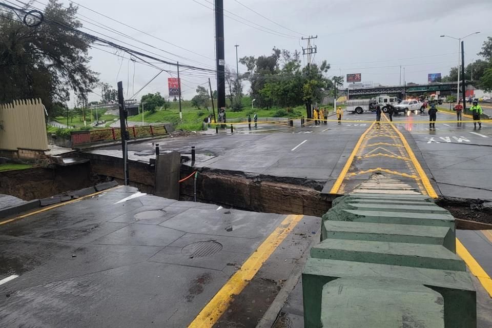 Socavón en López Mateos, a la altura de Periférico genera caos vehicular.