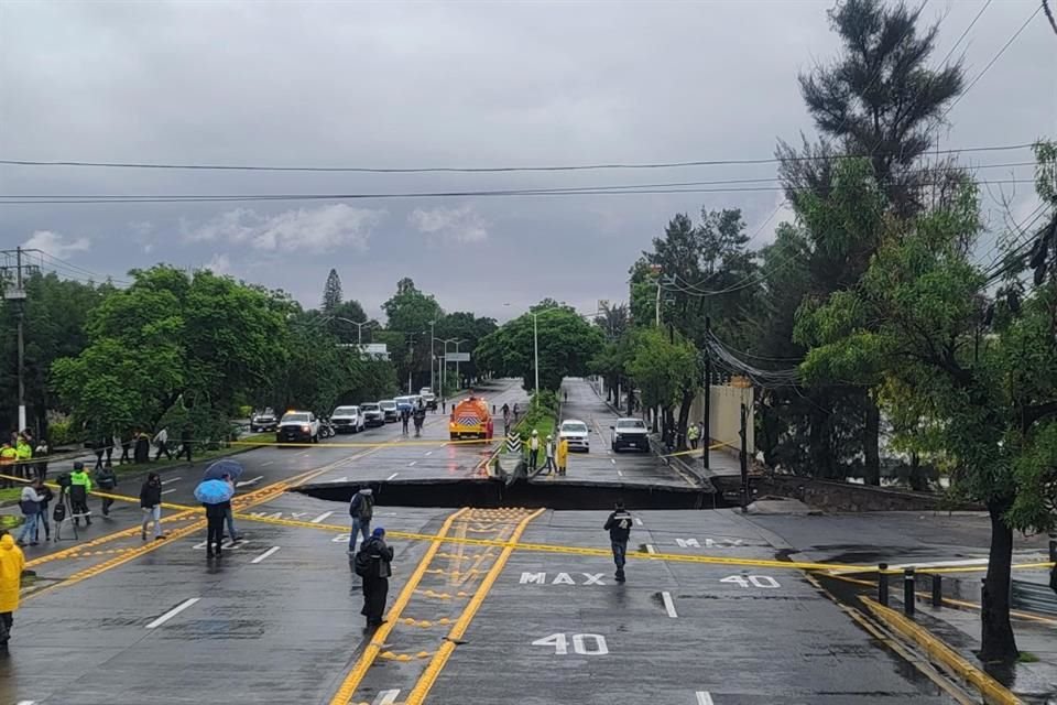 El socavón se encuentra en López Mateos casi Periférico Poniente.