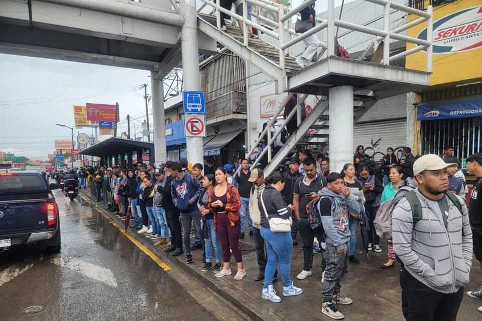 Personas esperan más de una hora a que llegue su transporte.