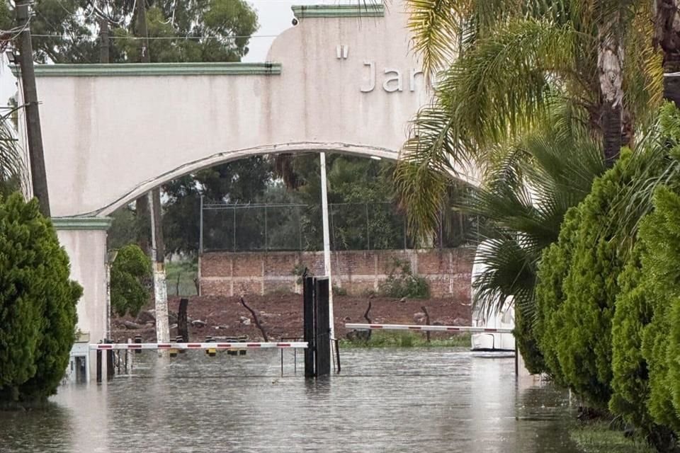 Inundación en el arco de ingreso del Fraccionamiento Jardines del Edén, en Tlajomulco, por la tormenta del 25 de julio.