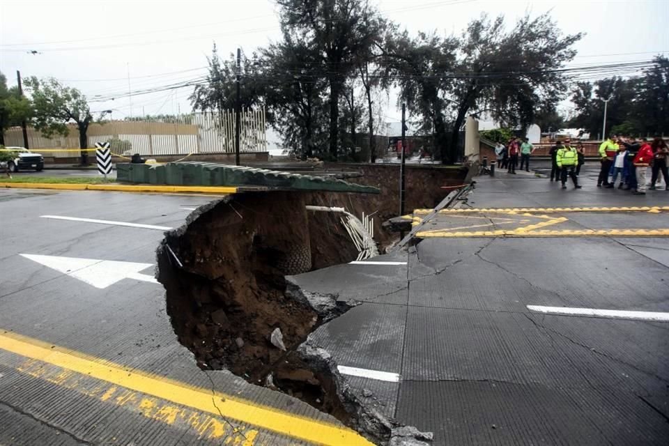 Autoridades preparan adecuaciones viales para abrir dos carriles de Lopez Mateos a contraflujo a causa del socavón que apareció esta mañana.
