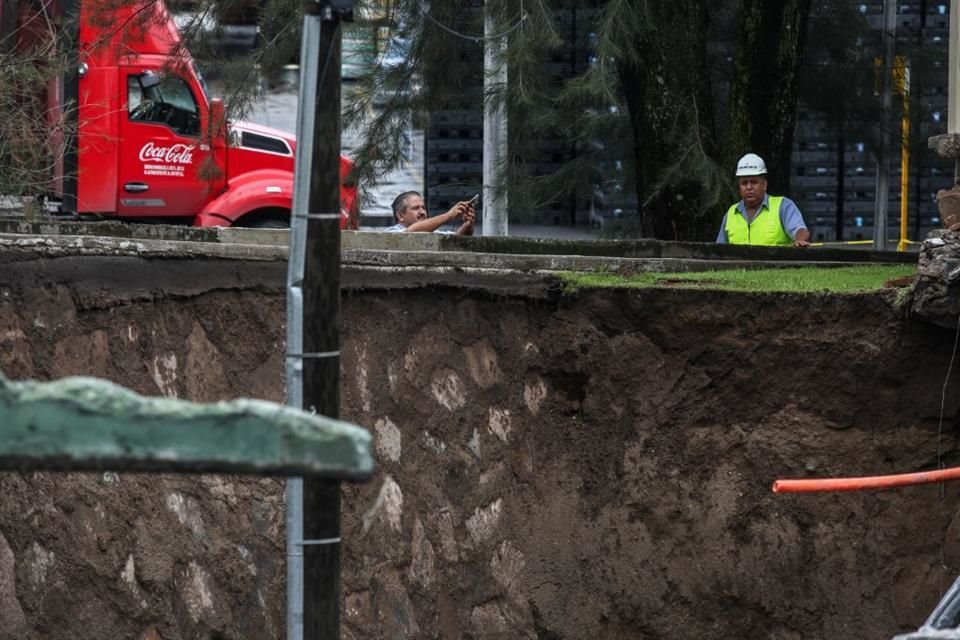 Autoridades inspeccionan la zona para empezar con los trabajos de reparación.