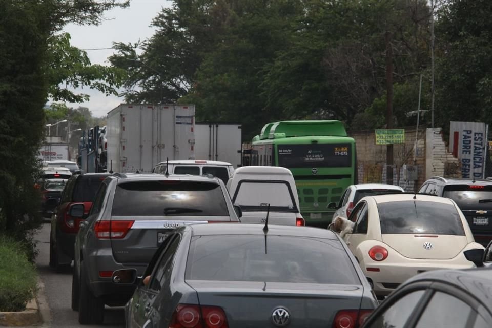 Camino Real a Colima fue usada como vía alterna a López Mateos, aunque el atorón vial fue constante durante prácticamente todo el día.