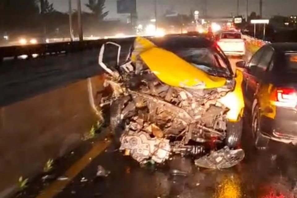 Un taxista chocó contra un muro de contención, quedó prensado y murió en las inmediaciones de la Nueva Central Camionera, en Tonalá.
