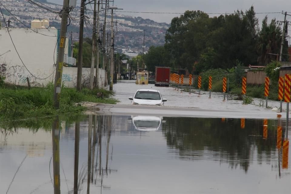 El canal que cruza el Fraccionamiento Real del Valle, en Tlajomulco, se desbordó.