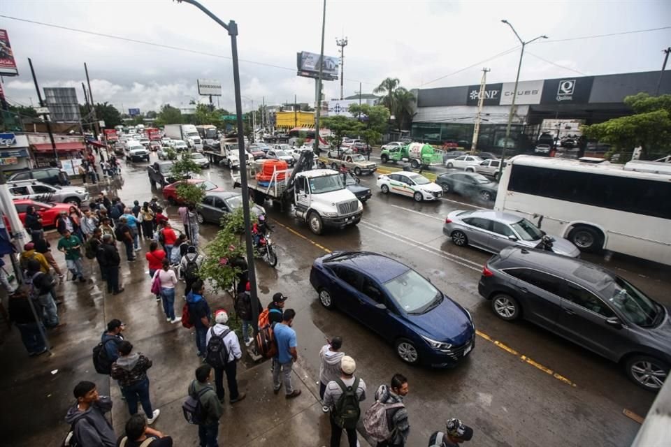 El tráfico por el socavón colapsó López Mateos Sur.