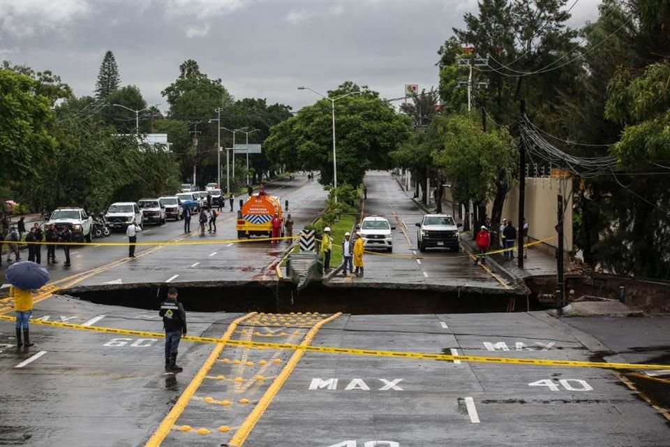 El titular de la Siop, David Zamora, informó que la zanja, que provoca caos vehicular, deberá quedar reparada en 10 días.