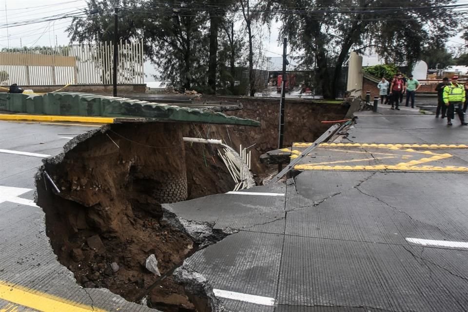 De acuerdo con experto, la acumulación de agua provocó el socavón sobre López Mateos.