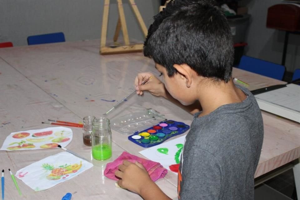 Entre los apoyos que dan, además del acompañamiento psicológico y escolar, es en actividades de expresión artística.