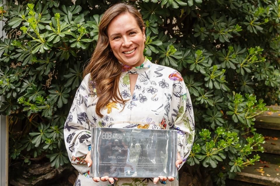 La titular de la Secretaría de Turismo de Jalisco, Claudia Vanesa Pérez Llamas, recibió el galardón a Becada del Año.