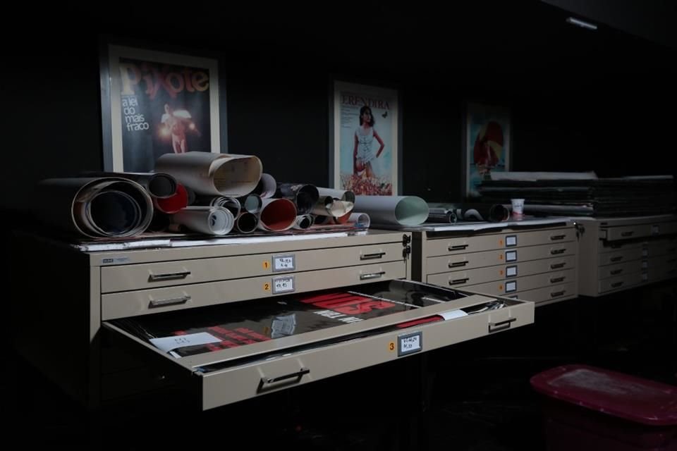 Además del acervo de cintas, cuentan con posters de películas.