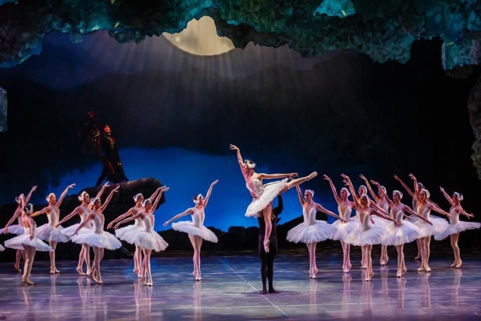 El Ballet de Jalisco comenzó su primera función de la temporada 2024 del Lago de los Cisnes.