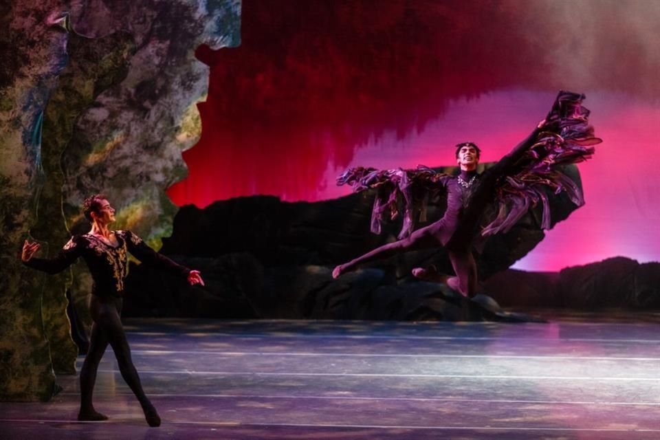 El príncipe es interpretado por Carlos González, y la princesa por Sarah de Miranda.