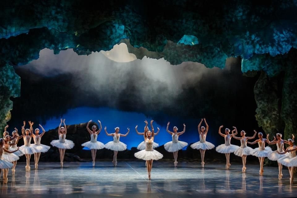 La coreografía realizada por Lucy Arce está basada en la coreografía original de sobre la original de Lev Ivanov y Marius Petipa de 1895.
