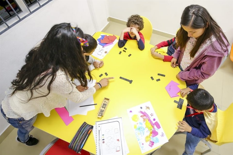 Una forma de reducir el estrés educativo es involucrar a los menores en actividades extracurriculares. 