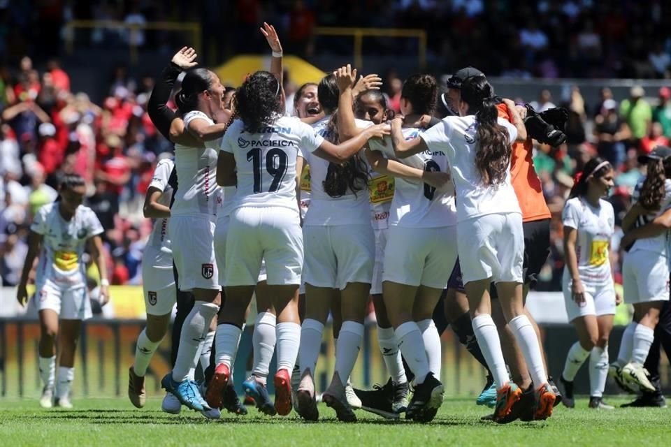 En la rama femenil el equipo de Tomatlán se llevó el título.