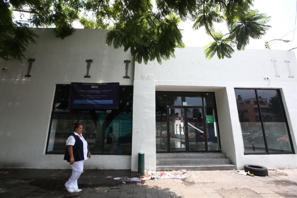 El mes pasado BBVA cerró su sucursal ubicada en el cruce de la Calzada Independencia y la Avenida Niños Héroes, en Guadalajara.