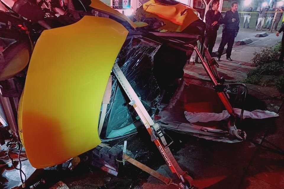 Un hombre quedó herido tras un choque y volcadura ocurrido sobre la Avenida Javier Mina y la Calle Felipe Ángeles, en la Colonia San Andrés, en Guadalajara.