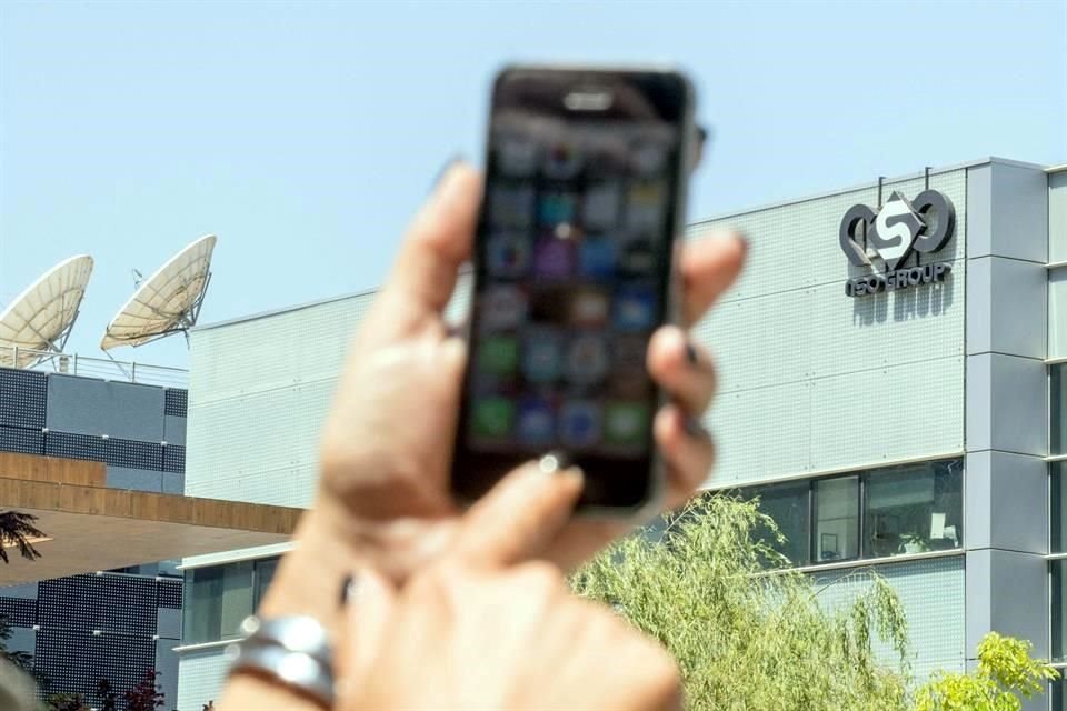 Pegasus puede infiltrar los teléfonos móviles sin que el usuario lo sepa, lo que permite a los clientes leer todos los mensajes, rastrear la ubicación e intervenir la cámara y el micrófono.