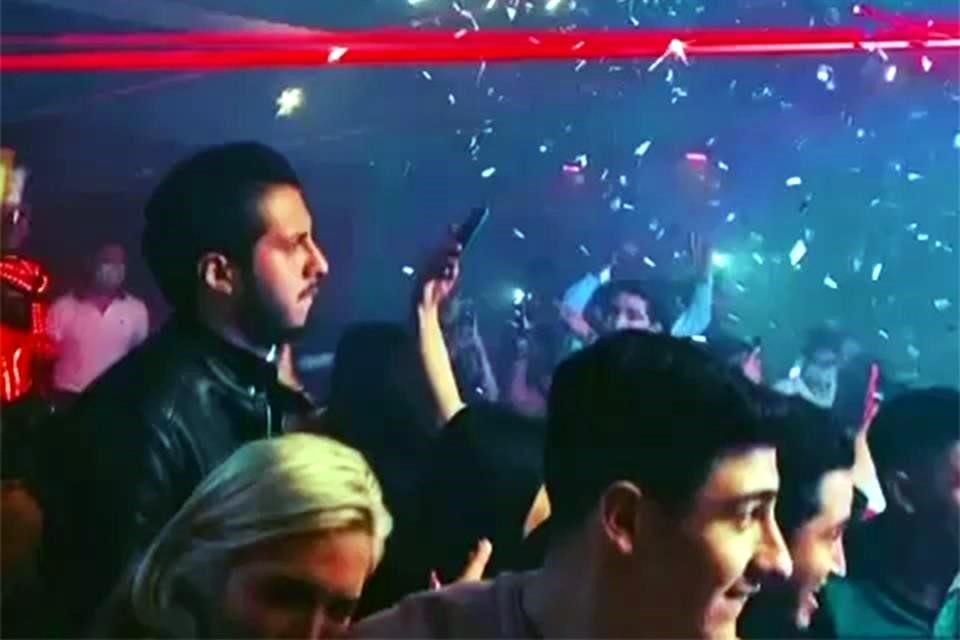 Aunque CDMX regresó a semáforo naranja por alza de contagios, jóvenes acudieron a fiestas en antros clandestinos de la Roma y la San Rafael.