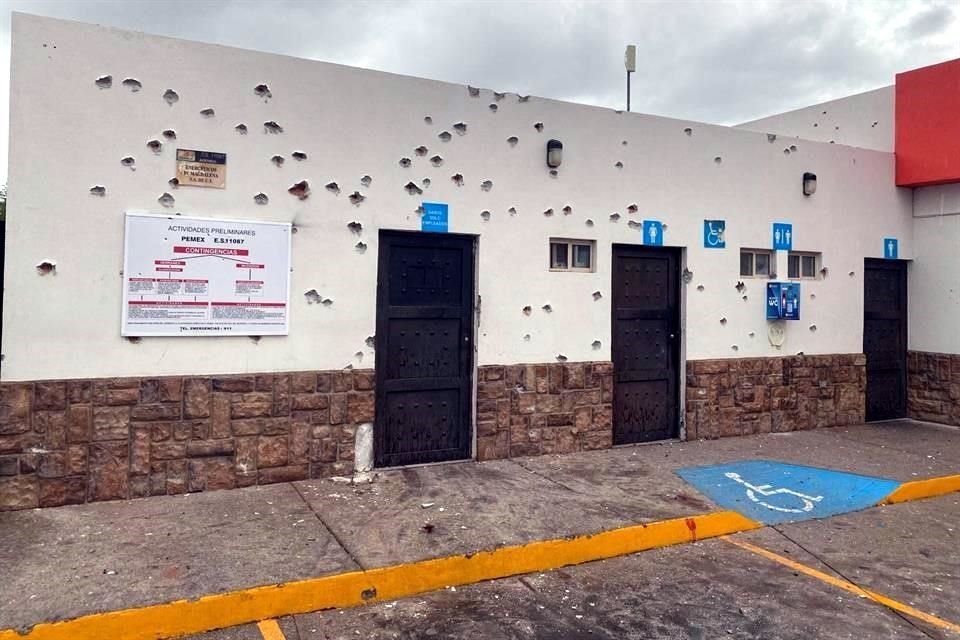 Así quedaron los baños de una gasolinera en el Municipio.
