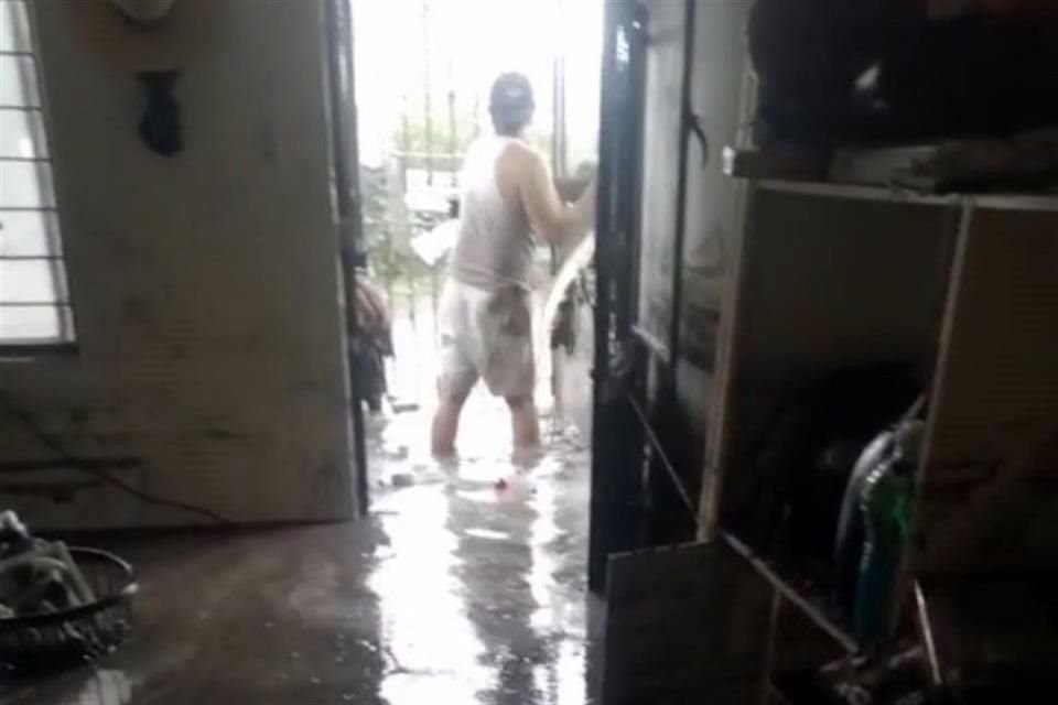 El agua ingresó a algunas casas, donde subió hasta un metro de altura.
