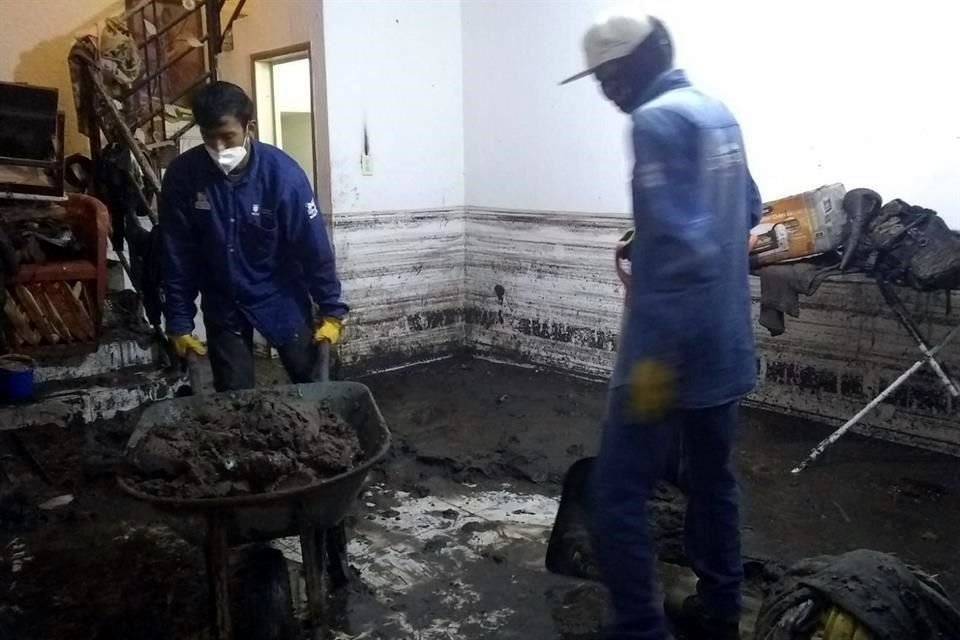 Trabajadores municipales y estatales atienden las afectaciones tras el desbordamiento del Arroyo Seco.