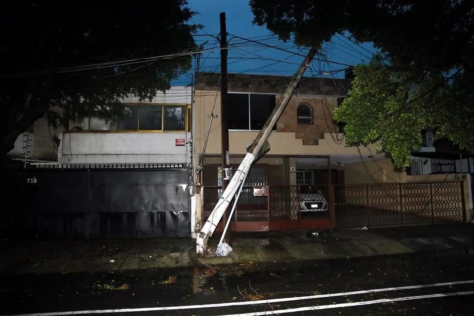 En la calle Santa Teresa de Jesús, en la Colonia Camino Real, Zapopan, un árbol cayó y jaló 5 postes de luz.