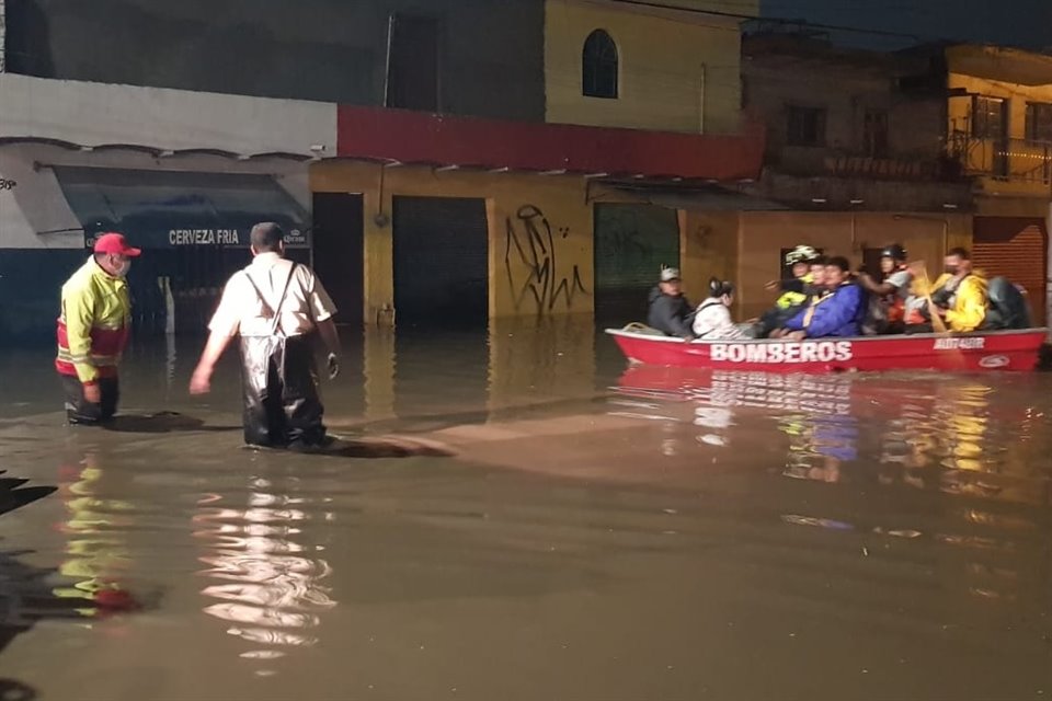 Protección Civil de Zapopan rescató a 56 personas que quedaron atrapadas en sus viviendas tras la tormenta de este domingo.