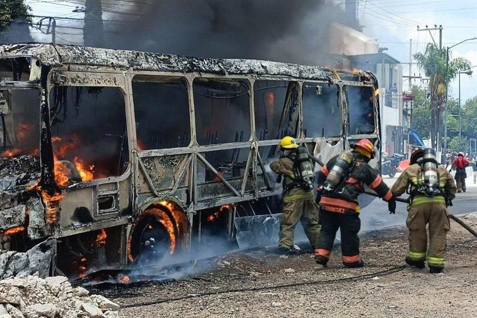 Personal de Protección Civil acotó que aparentemente el origen del fuego fue una falla mecánica en el camión.