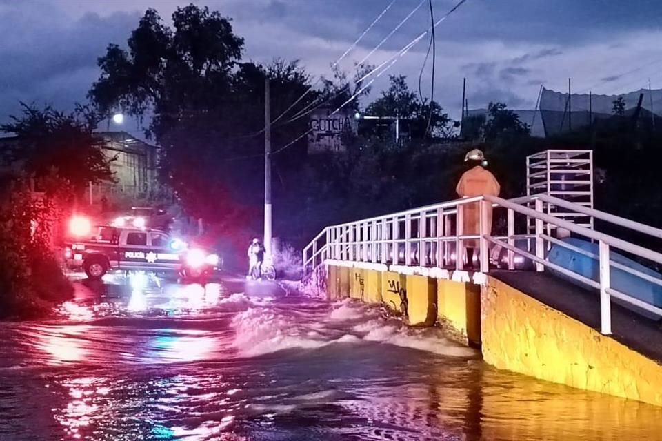 Un hombre logró escapar, luego de que su vehículo fue arrastrado por la corriente en Avenida José Parres Arias y Las Torres.