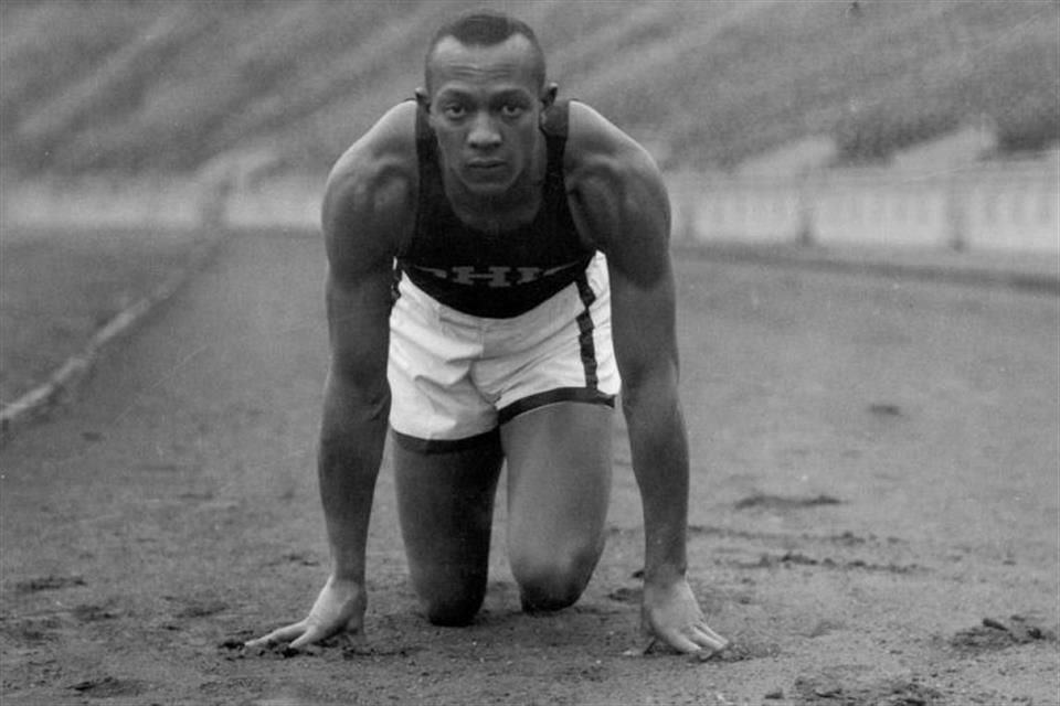 Jesse Owens logró cuatro medallas de oro Berlín, en pleno régimen nazi, sin embargo, en EU, su País, tuvo poco reconocimiento.