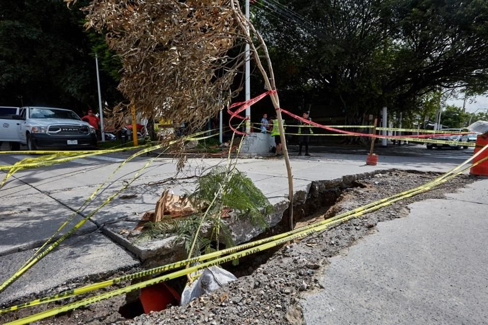 El socavón provoca caos vial en la prolongación Mariano Otero.