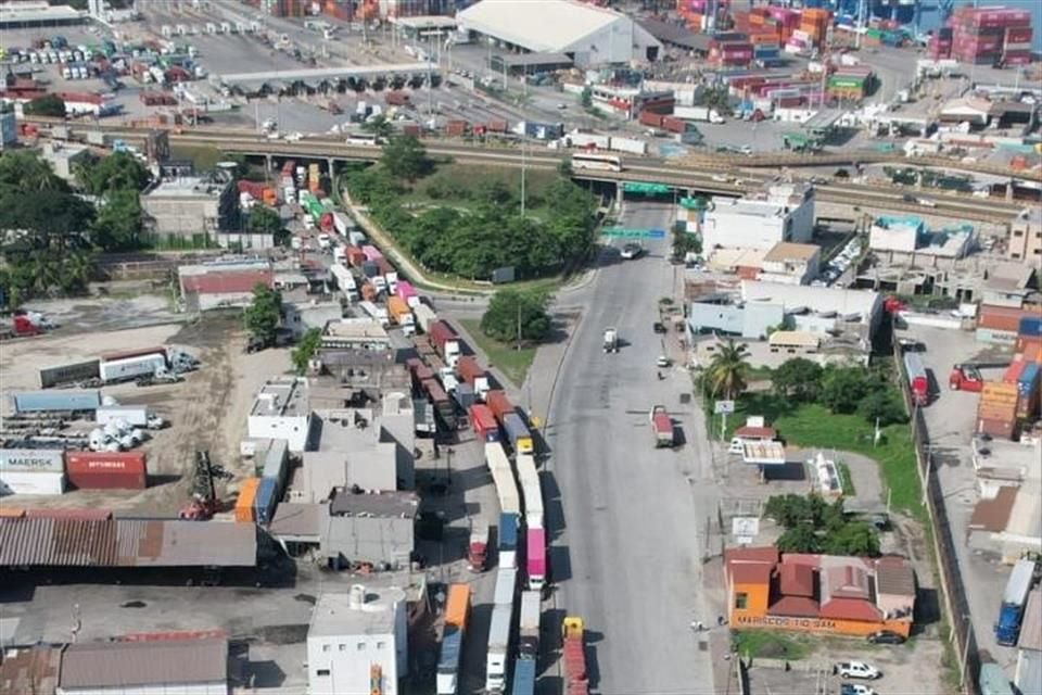 Exceso de tráileres causó caos vial en Manzanillo, Colima.