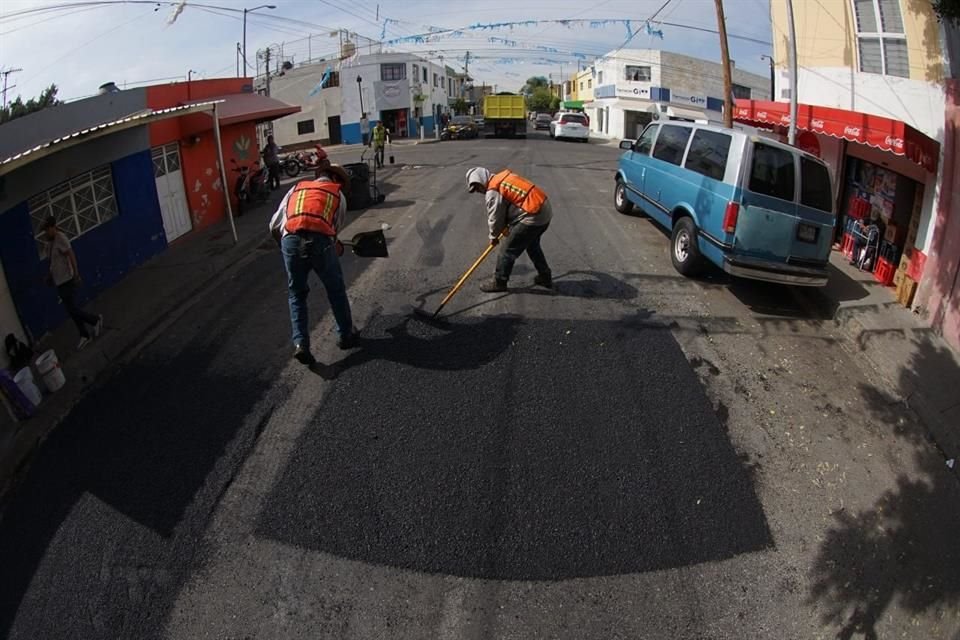 Labores de bacheo en Guadalajara.