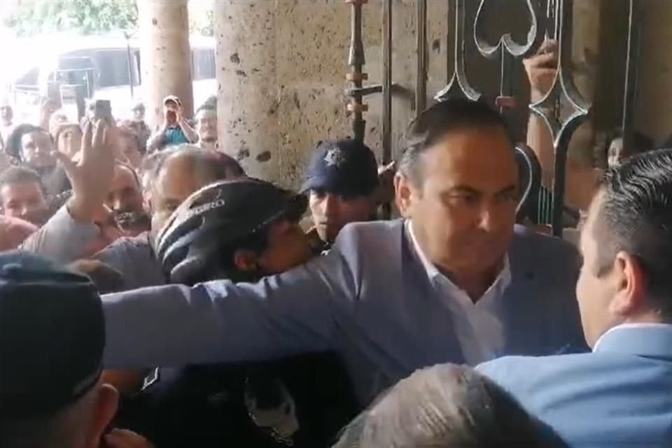 Roberto Delgadillo, hermano de Claudia Delgadillo, asumió su cargo como regidor en el Ayuntamiento de Guadalajara entre empujones.