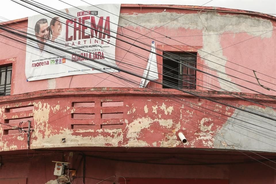 Diputado del PRI propone que el Congreso local prohíba la colocación de propaganda electoral en espacios como postes, puentes y canceles.