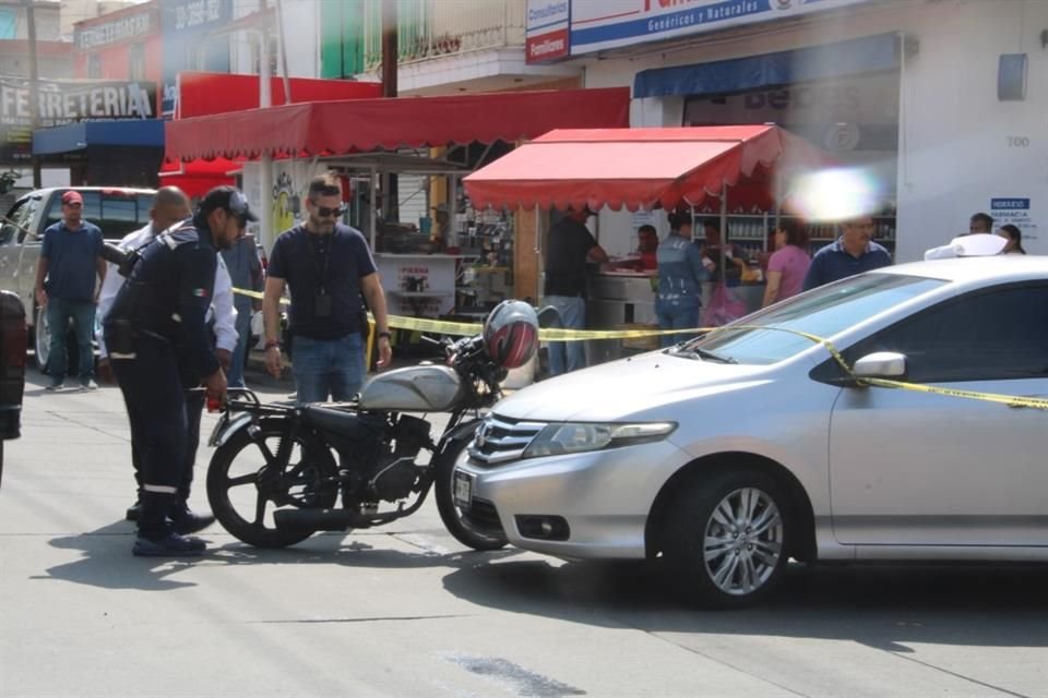 Al conducir en sentido contrario y sin usar casco, un joven chocó con un auto y murió en la Colonia San Joaquín, en Guadalajara.