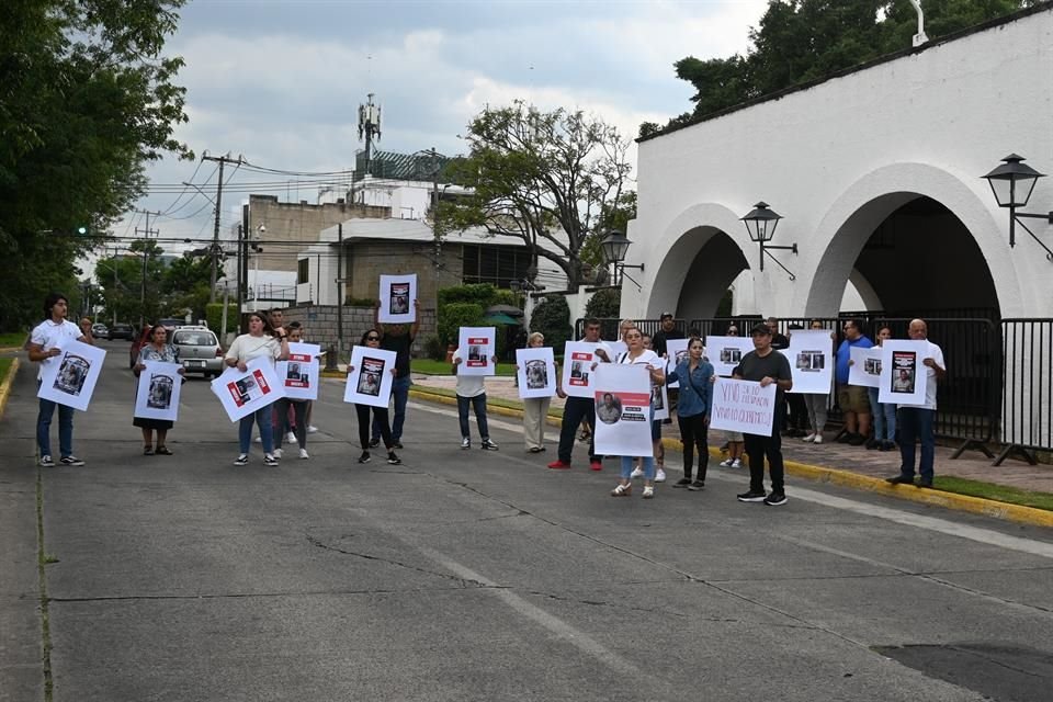 Familiares y amigos de Juan Alberto Morales Águila se manifestaron afuera de Casa Jalisco para exigir su localización.