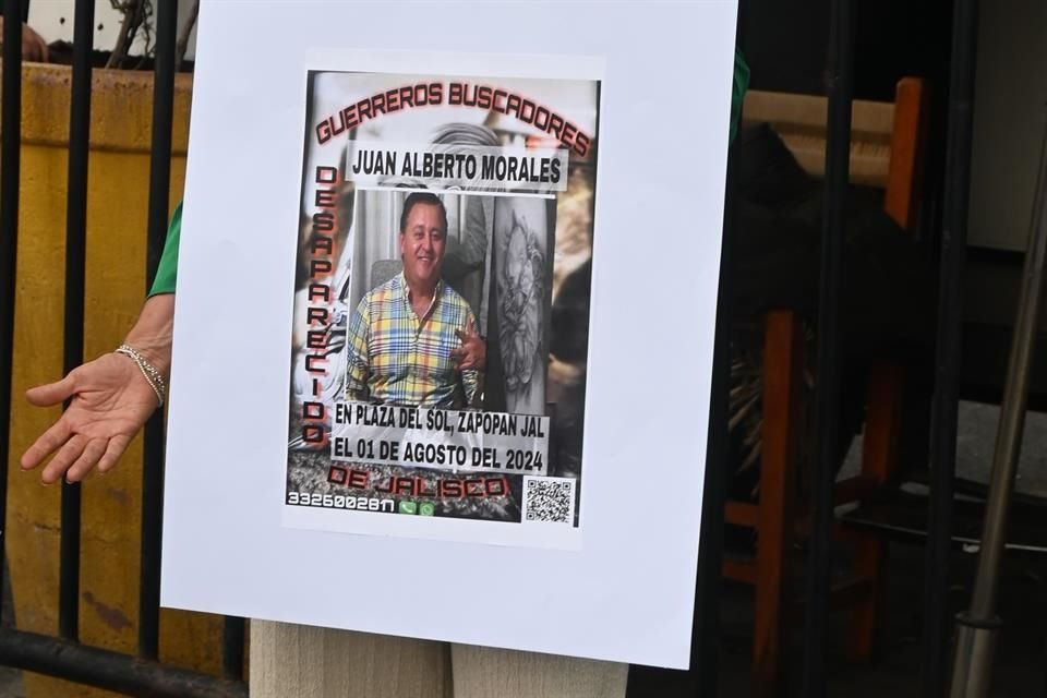 Ayer, familiares de Juan Alberto Morales Águila se manifestaron en Casa Jalisco para exigir respuestas sobre su localización.