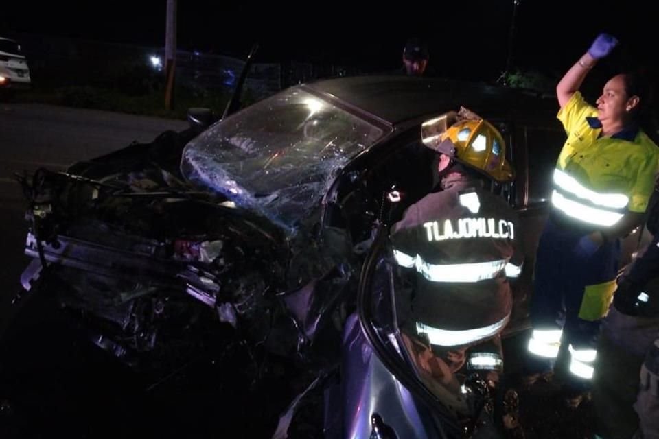 Elementos de la Unidad Municipal de Protección Civil y Bomberos de Tlajomulco se movilizaron al sitio tras ser alertados sobre un choque con personas lesionadas.