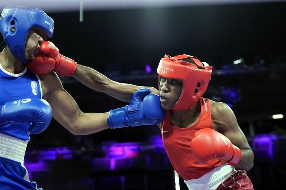 Ngamba (de rojo) venció a la francesa Davina Michel en los Cuartos de Final de 75 kilogramos de box.