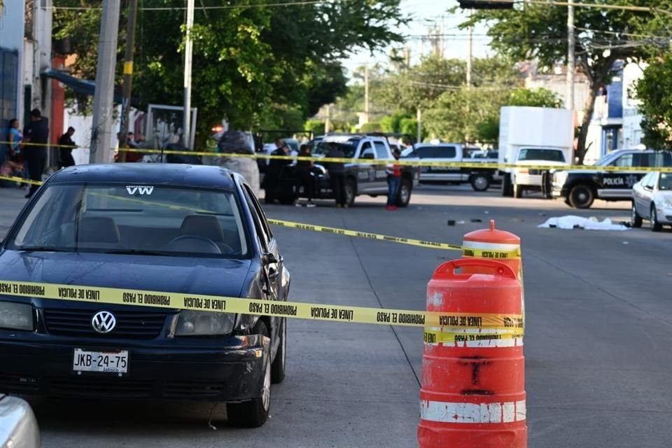 Tras pasarse un alto, un motociclista se impactó contra un auto y perdió la vida en la Colonia Circunvalación Oblatos, en Guadalajara.