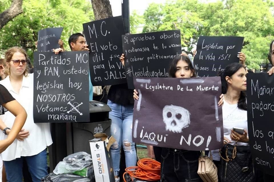 Mientras diputados debatían, integrantes de unas 50 agrupaciones provida se manifestaron ayer frente al Congreso para defender la vida desde la concepción.